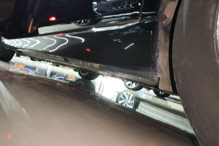 Used Mercedes-Benz E-Class 2023 Updated E 300 L Fashion Edition Left Side Sill
