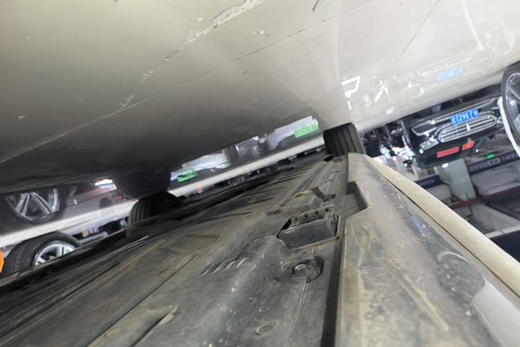 Used Mercedes-Benz E-Class 2023 E 300 L Sporty and Stylish Model Left Side Sill