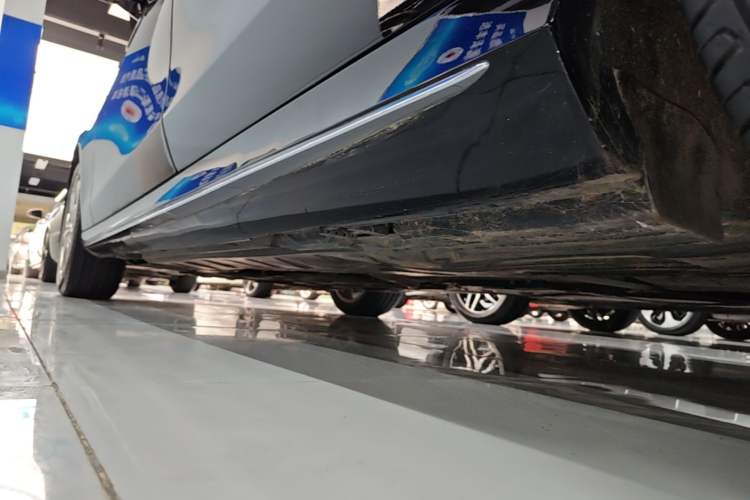 Used Mercedes-Benz E-Class 2023 E 300 L Sporty and Stylish Model Left Side Sill