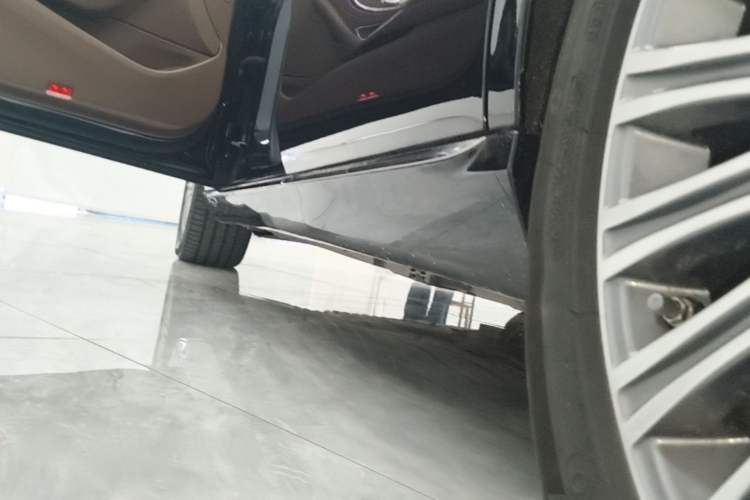 Used Mercedes-Benz E-Class 2023 Updated E 300 L Fashion Edition Left Side Sill