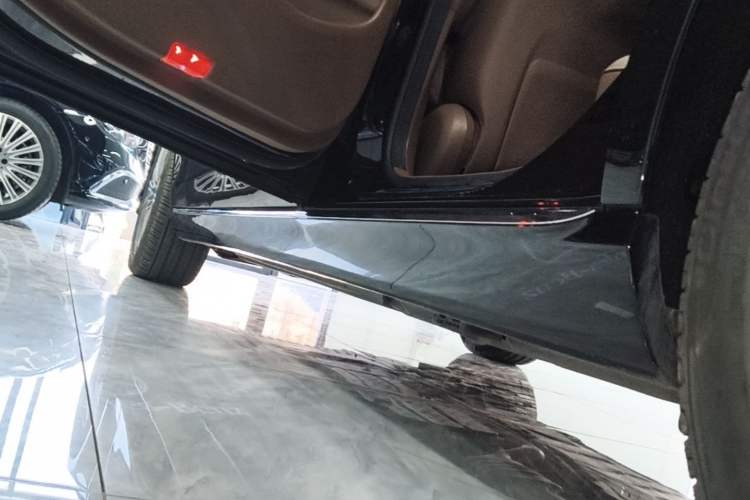 Used Mercedes-Benz E-Class 2023 Updated E 300 L Luxury Edition Left Side Sill