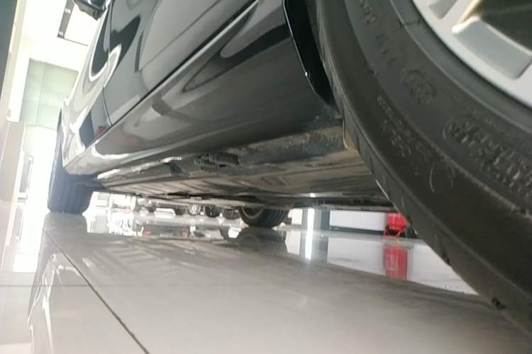 Used Mercedes-Benz E-Class 2023 Updated E 300 L Fashion Edition Left Side Sill