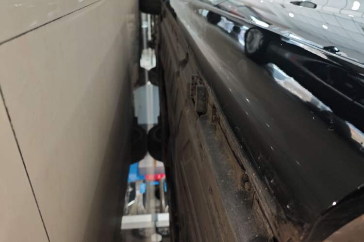 Used Mercedes-Benz E-Class 2023 Updated E 300 L Fashion Edition Left Side Sill