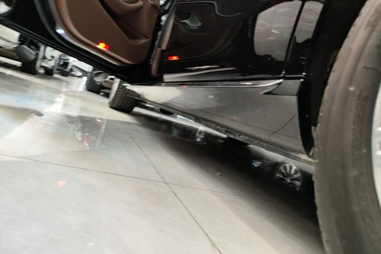Used Mercedes-Benz E-Class 2023 Updated E 300 L Luxury Edition Left Side Sill