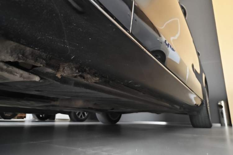 Used Mercedes-Benz E-Class 2023 Updated E 300 L Fashion Edition Left Side Sill
