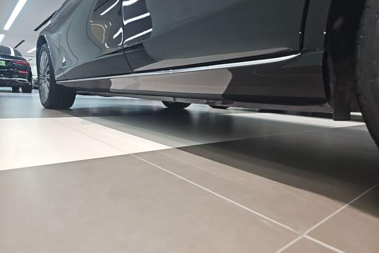 Used Mercedes-Benz E-Class 2023 Updated E 300 L Luxury Edition Left Side Sill