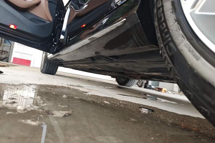 Used Mercedes-Benz E-Class 2023 E 300 L Sporty and Stylish Model Left Side Sill