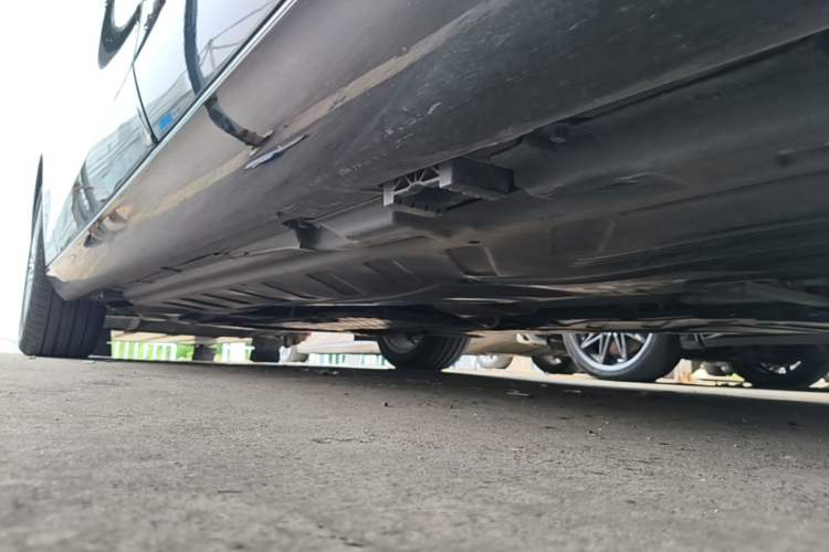 Used Mercedes-Benz E-Class 2023 E 300 L Luxury Model Left Side Sill