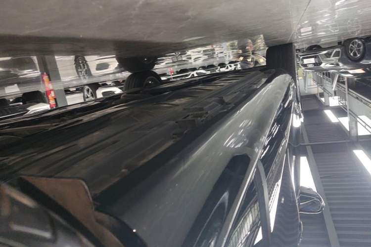 Used Mercedes-Benz E-Class 2023 Updated E 300 L Fashion Edition Left Side Sill