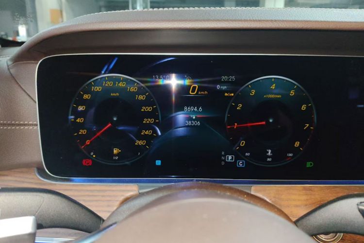 Used Mercedes-Benz E-Class 2023 Updated E 300 L Fashion Edition Odometer Close Up