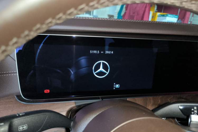 Used Mercedes-Benz E-Class 2023 Updated E 300 L Fashion Edition Odometer Close Up