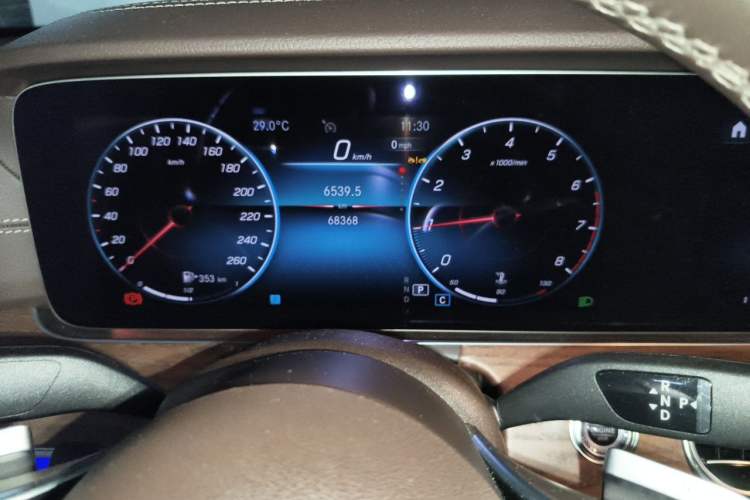 Used Mercedes-Benz E-Class 2023 Updated E 300 L Fashion Edition Odometer Close Up