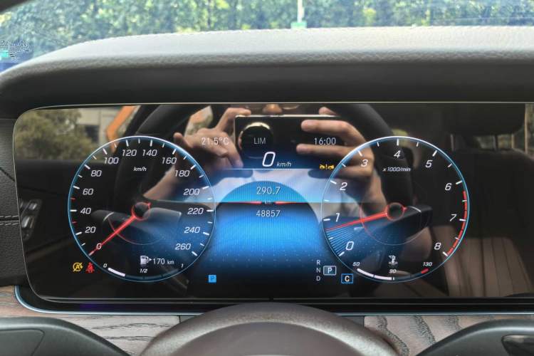 Used Mercedes-Benz E-Class 2023 Updated E 300 L Fashion Edition Odometer Close Up