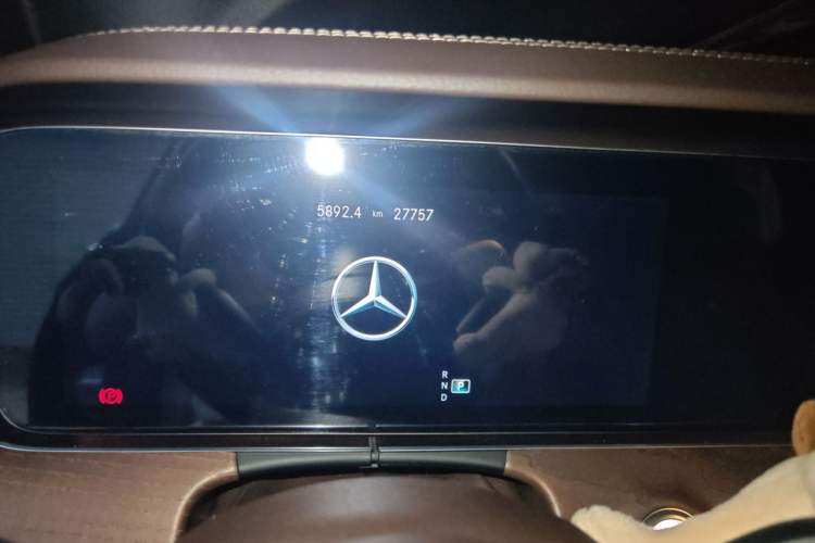 Used Mercedes-Benz E-Class 2023 Updated E 300 L Fashion Edition Odometer Close Up