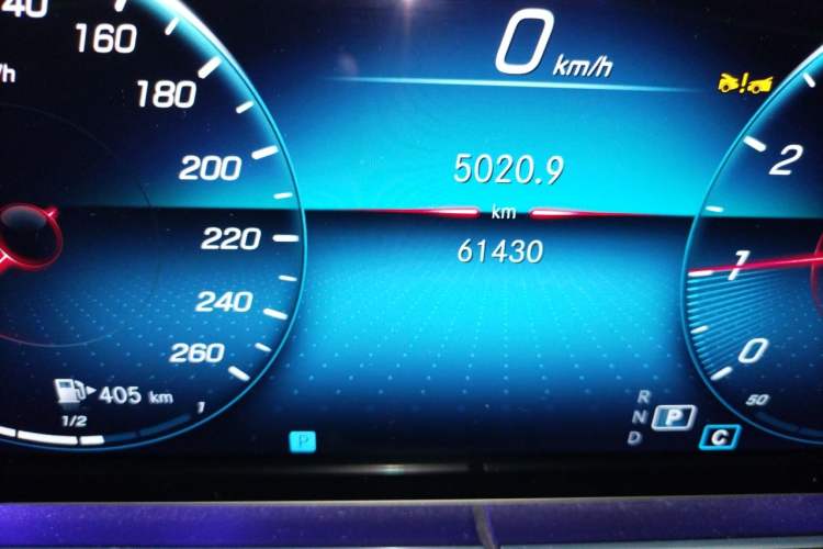 Used Mercedes-Benz E-Class 2023 E 260 L Odometer Close Up