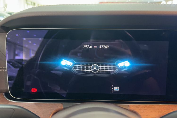 Used Mercedes-Benz E-Class 2023 Updated E 300 L Fashion Edition Odometer Close Up