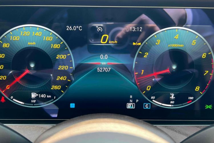 Used Mercedes-Benz E-Class 2023 E 260 L Odometer Close Up
