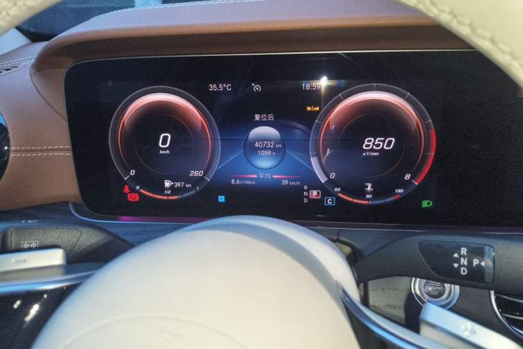 Used Mercedes-Benz E-Class 2023 Updated E 300 L Fashion Edition Odometer Close Up
