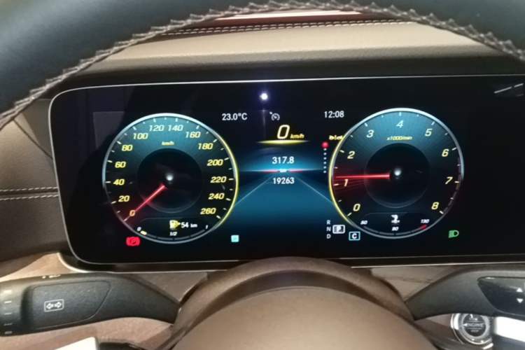 Used Mercedes-Benz E-Class 2023 Updated E 300 L Fashion Edition Odometer Close Up