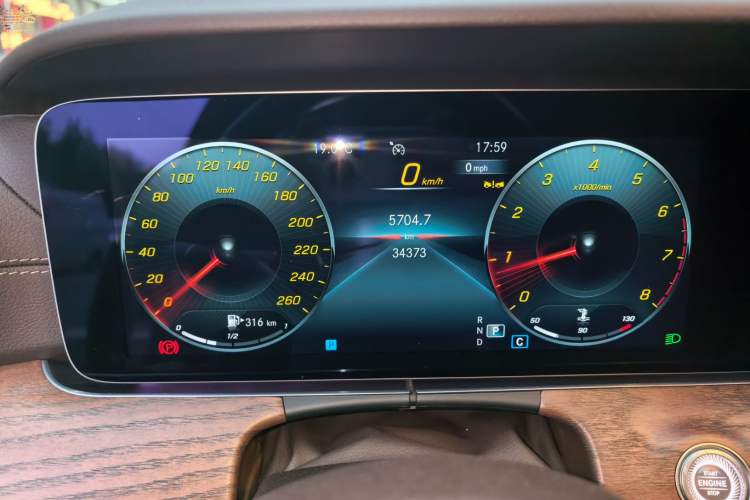 Used Mercedes-Benz E-Class 2023 E 260 L Odometer Close Up
