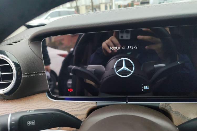 Used Mercedes-Benz E-Class 2023 E 260 L Odometer Close Up