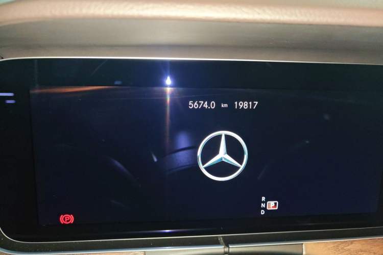 Used Mercedes-Benz E-Class 2023 Updated E 300 L Fashion Edition Odometer Close Up
