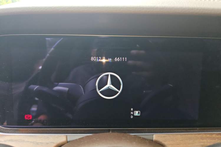 Used Mercedes-Benz E-Class 2023 E 260 L Odometer Close Up
