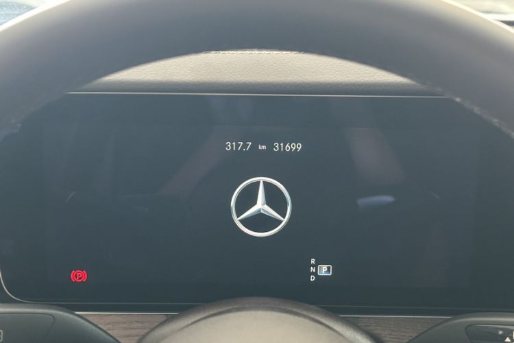 Used Mercedes-Benz E-Class 2023 Updated E 300 L Fashion Edition Odometer Close Up