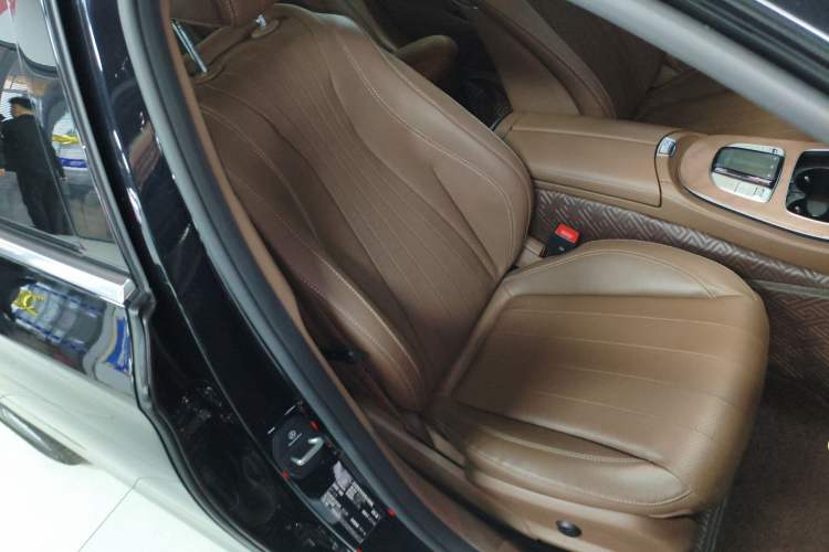 Used Mercedes-Benz E-Class 2023 Updated E 300 L Fashion Edition Right Front Seat