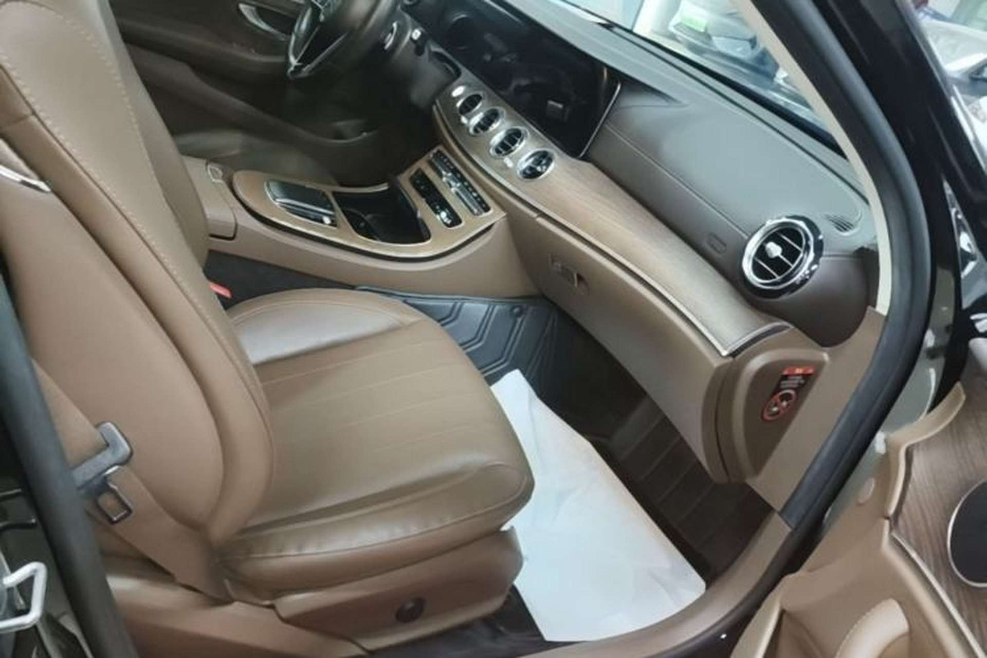 Used Mercedes-Benz E-Class 2023 Updated E 300 L Fashion Edition Right Front Seat