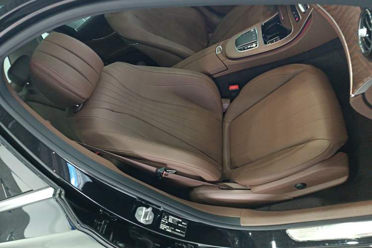 Used Mercedes-Benz E-Class 2023 Updated E 300 L Fashion Edition Right Front Seat