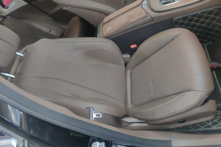 Used Mercedes-Benz E-Class 2023 Updated E 300 L Fashion Edition Right Front Seat