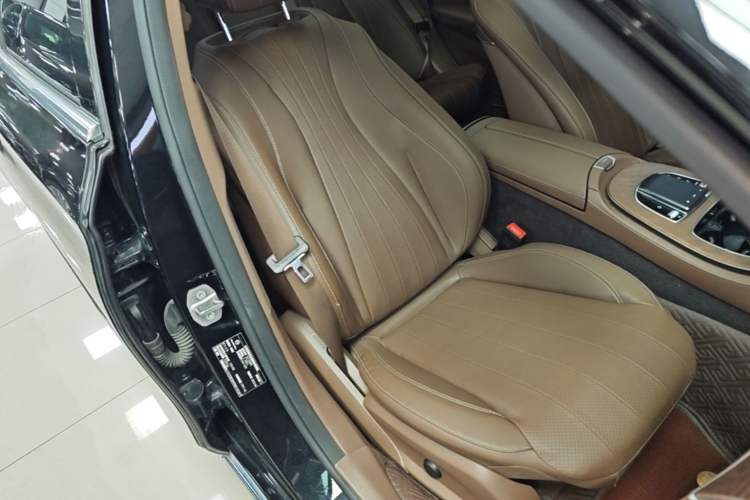 Used Mercedes-Benz E-Class 2023 Updated E 300 L Fashion Edition Right Front Seat