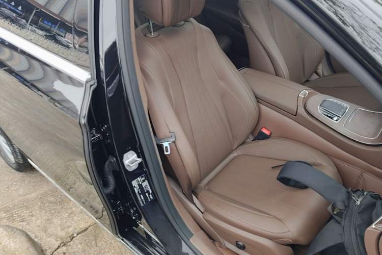 Used Mercedes-Benz E-Class 2023 Updated E 300 L Fashion Edition Right Front Seat