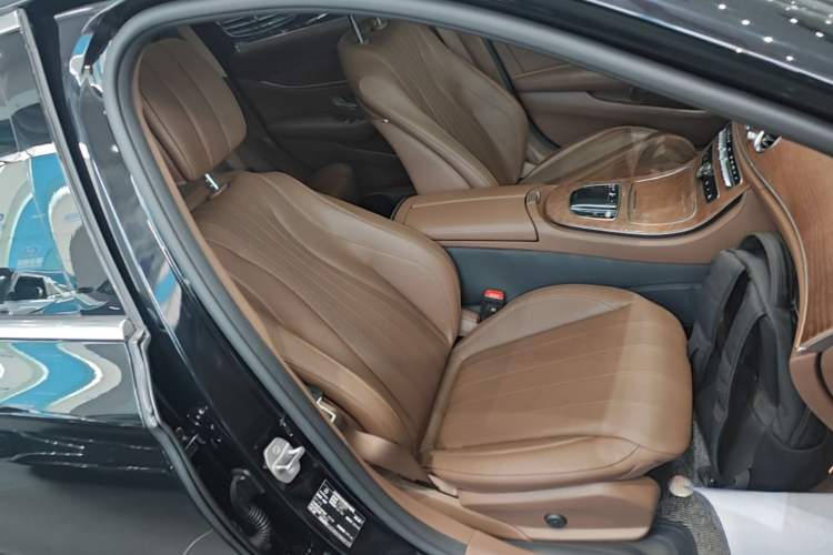 Used Mercedes-Benz E-Class 2023 Updated E 300 L Fashion Edition Right Front Seat