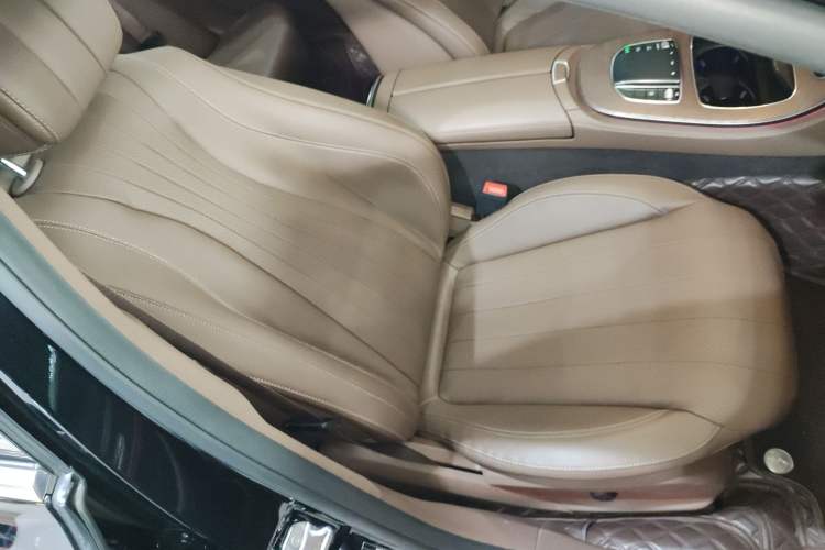 Used Mercedes-Benz E-Class 2023 Updated E 300 L Fashion Edition Right Front Seat