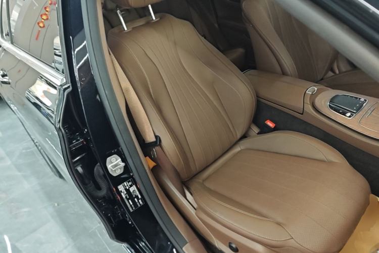 Used Mercedes-Benz E-Class 2023 Updated E 300 L Fashion Edition Right Front Seat