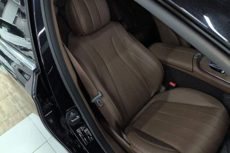 Used Mercedes-Benz E-Class 2023 Updated E 300 L Fashion Edition Right Front Seat