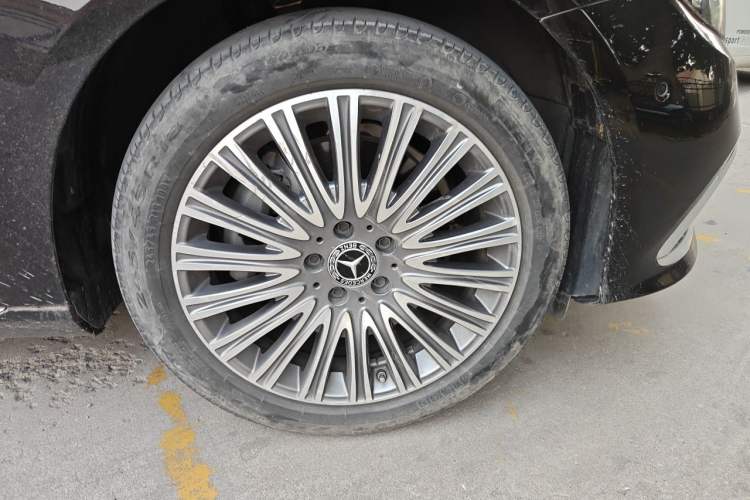 Used Mercedes-Benz E-Class 2023 Updated E 300 L Luxury Edition Right Front Wheel Hub