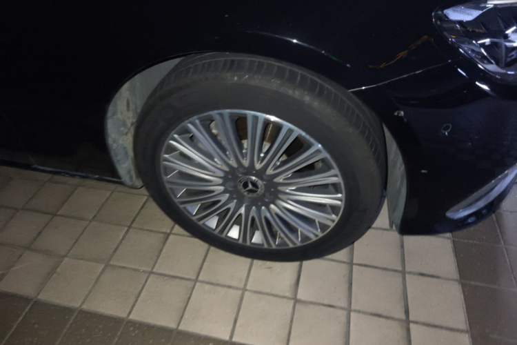 Used Mercedes-Benz E-Class 2023 E 300 L Luxury Model Right Front Wheel Hub