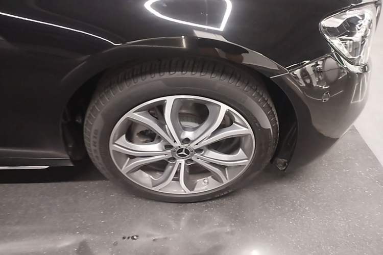Used Mercedes-Benz E-Class 2023 Restyled E 300 L Sport Luxury Edition Right Front Wheel Hub