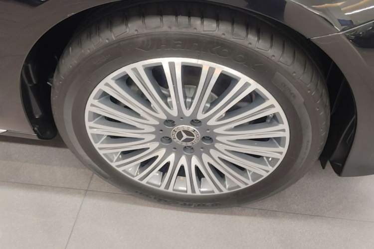 Used Mercedes-Benz E-Class 2023 E 300 L Stylish Model Right Front Wheel Hub