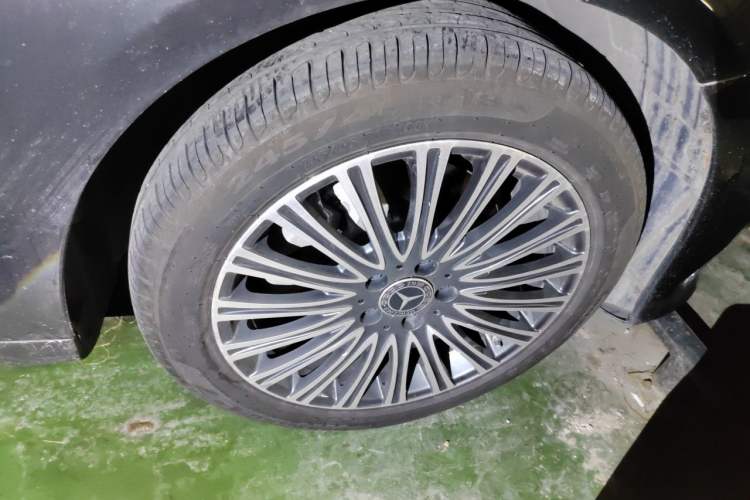 Used Mercedes-Benz E-Class 2023 E 300 L Sporty and Stylish Model Right Front Wheel Hub