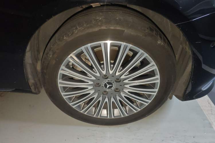 Used Mercedes-Benz E-Class 2023 E 300 L Luxury Model Right Front Wheel Hub
