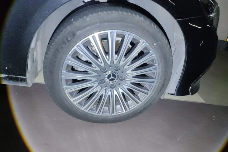 Used Mercedes-Benz E-Class 2023 Updated E 300 L Luxury Edition Right Front Wheel Hub