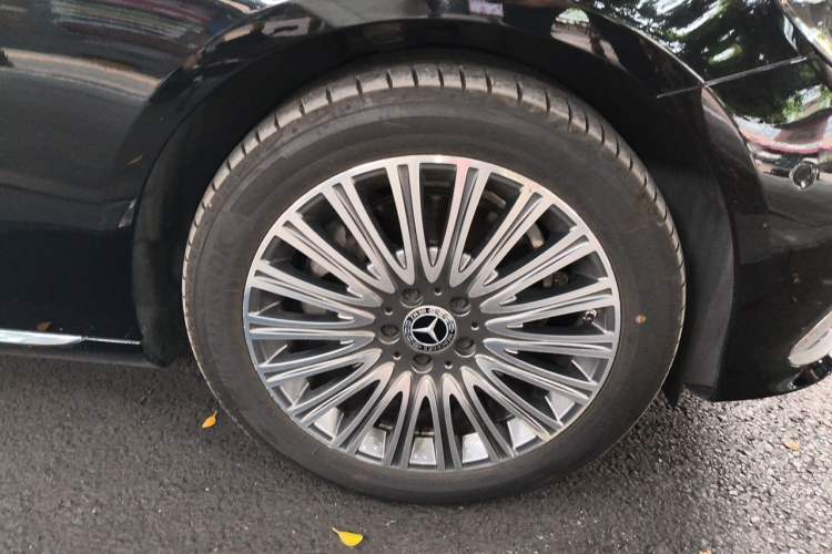 Used Mercedes-Benz E-Class 2023 Updated E 300 L Luxury Edition Right Front Wheel Hub