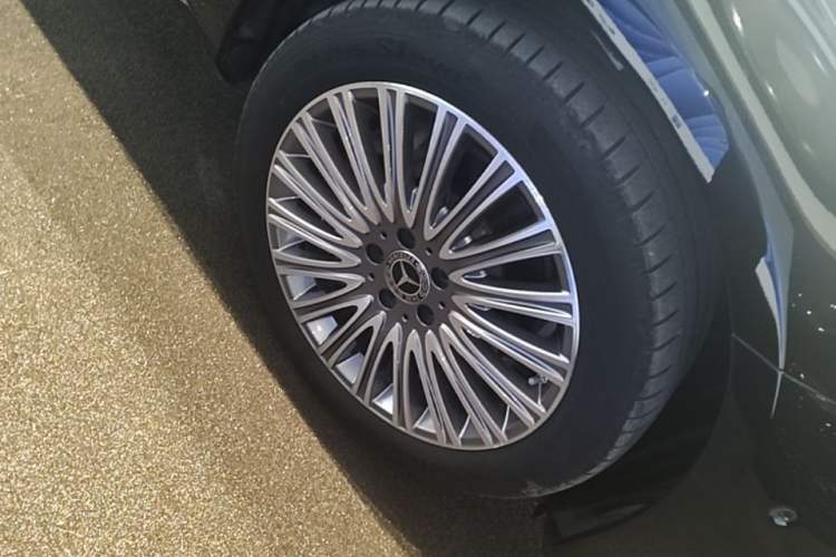 Used Mercedes-Benz E-Class 2023 Updated E 300 L Luxury Edition Right Front Wheel Hub