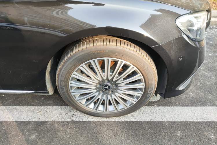 Used Mercedes-Benz E-Class 2023 Updated E 300 L Luxury Edition Right Front Wheel Hub