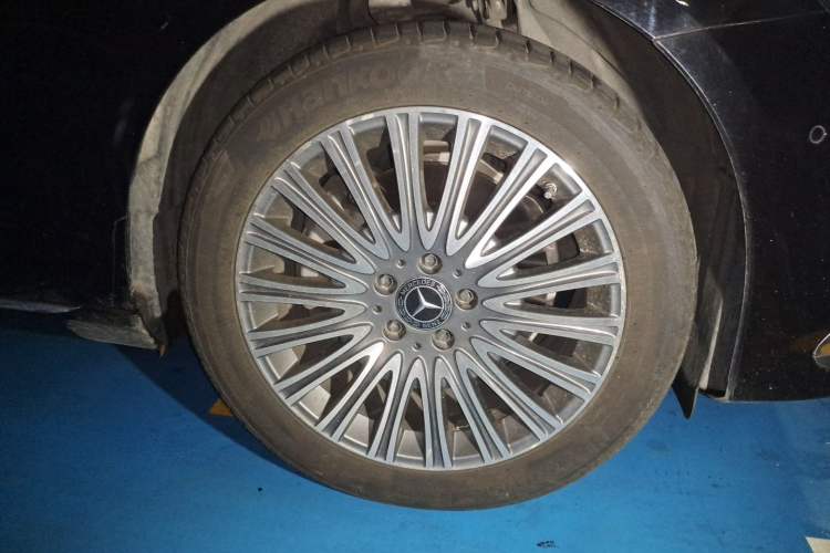 Used Mercedes-Benz E-Class 2023 E 300 L Luxury Model Right Front Wheel Hub