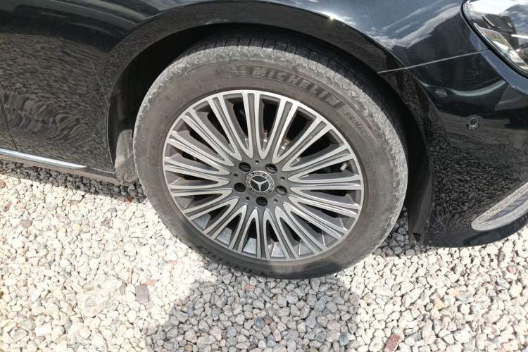 Used Mercedes-Benz E-Class 2023 E 300 L Luxury Model Right Front Wheel Hub